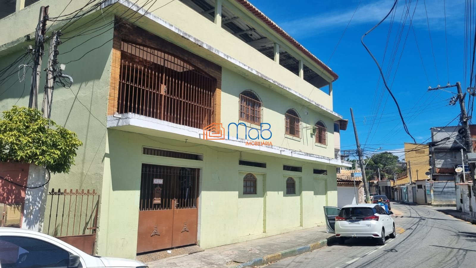 Casa com sobrado, terraço e kitnets no visconde
