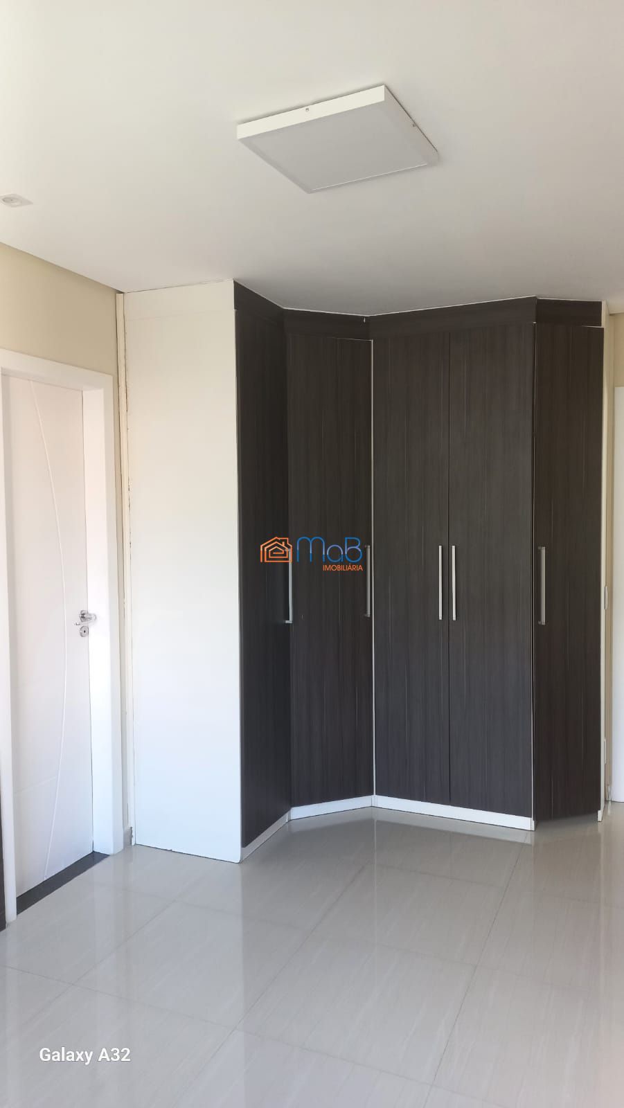 Casa com 03 quartos sendo 02 suítes em condomínio