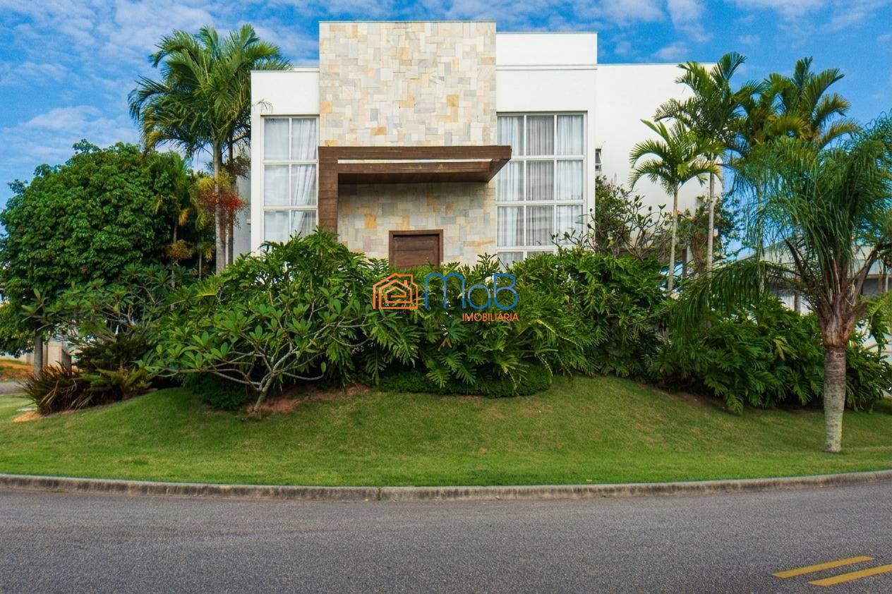 Casa com Arquitetura Imponente de Esquina à Venda Porteira Fechada - Alphaville