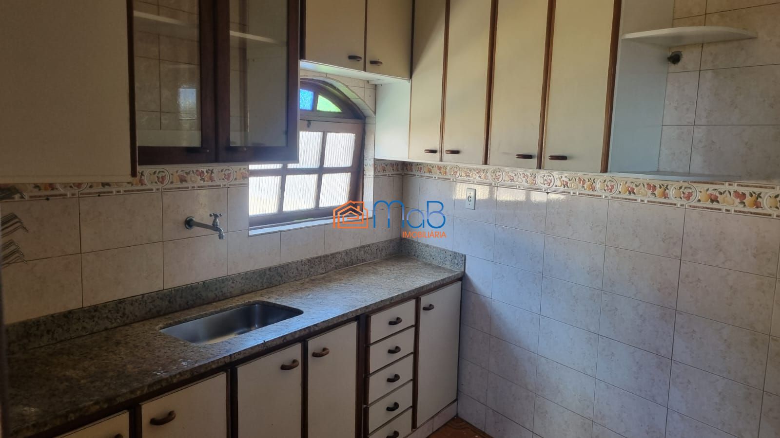 Casa com sobrado, terraço e kitnets no visconde