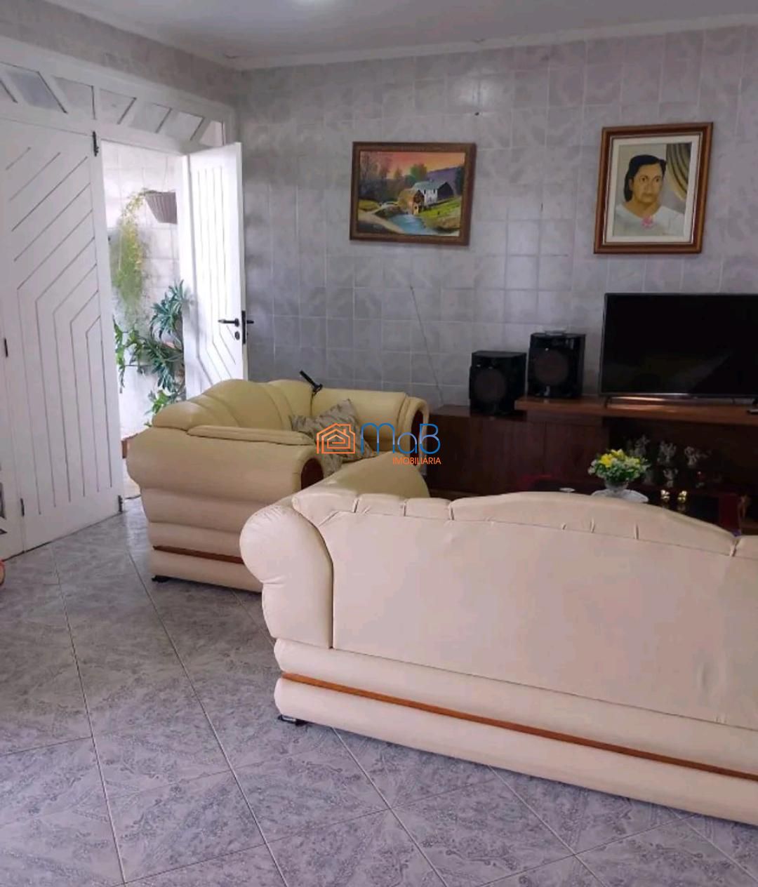 Casa ampla com 4 suítes, quintal e garagem para 4 carros – t