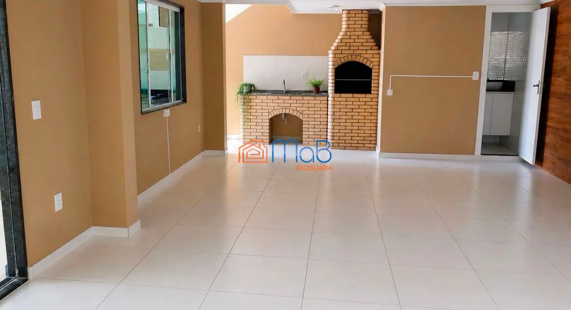 Casa à venda com 4 Quartos e Piscina no Vale dos Cristais Macaé/RJ