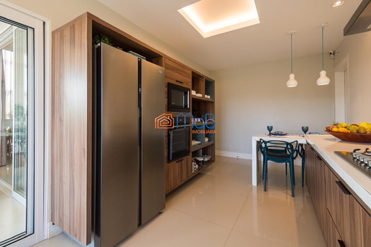Casa com arquitetura imponente de esquina à venda porteira f