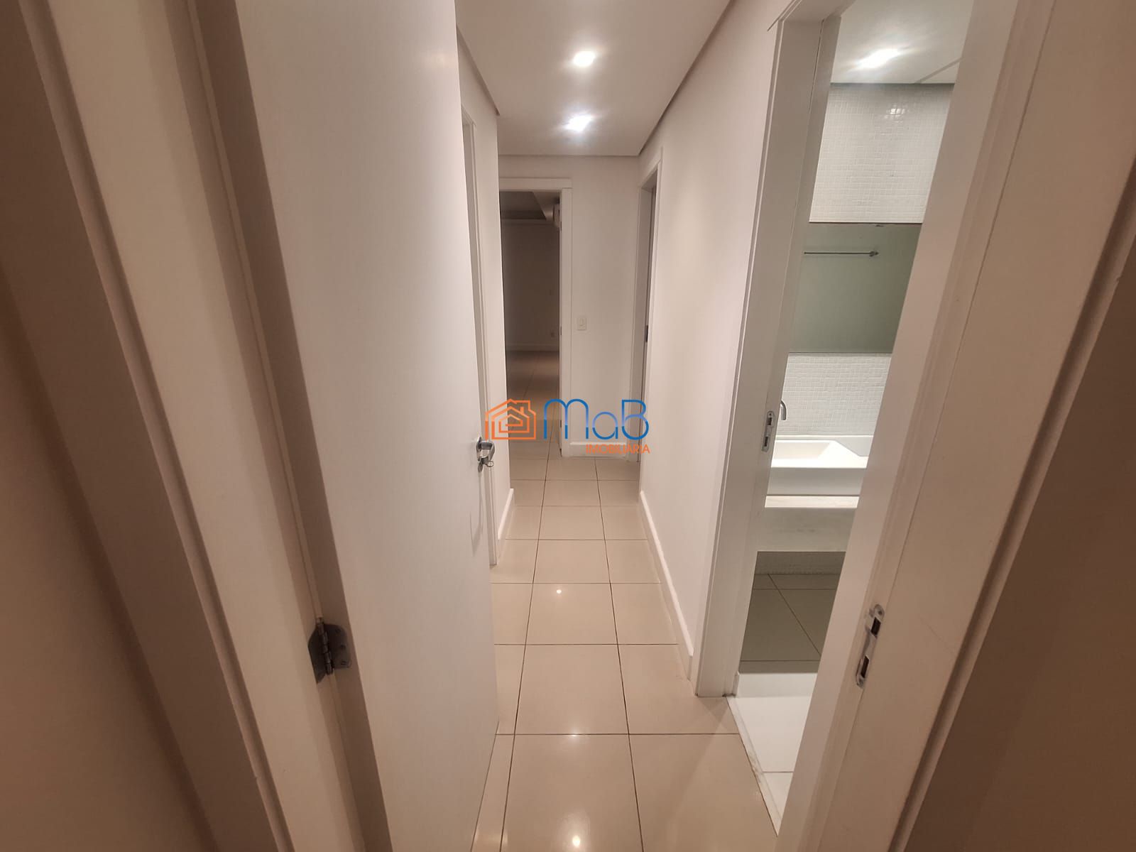 Apartamento de frente para o mar no condomínio costa esmeral