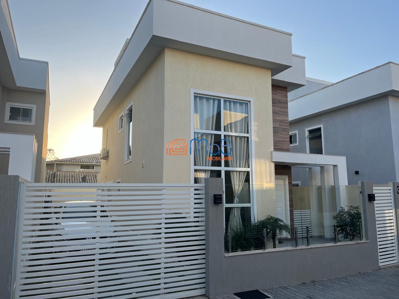 Casa decorada e mobiliada com 3 quartos (2 suítes) em Rio das Ostras