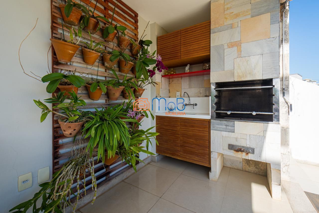 Casa com arquitetura imponente de esquina à venda porteira f
