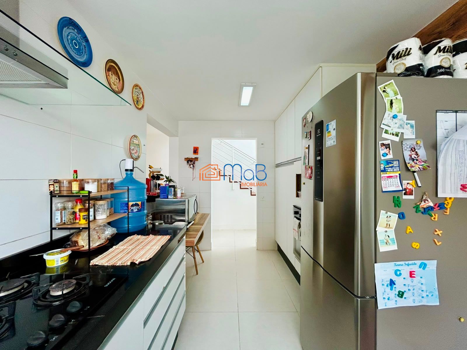 Casa à venda com móveis planejados e área gourmet no condomí