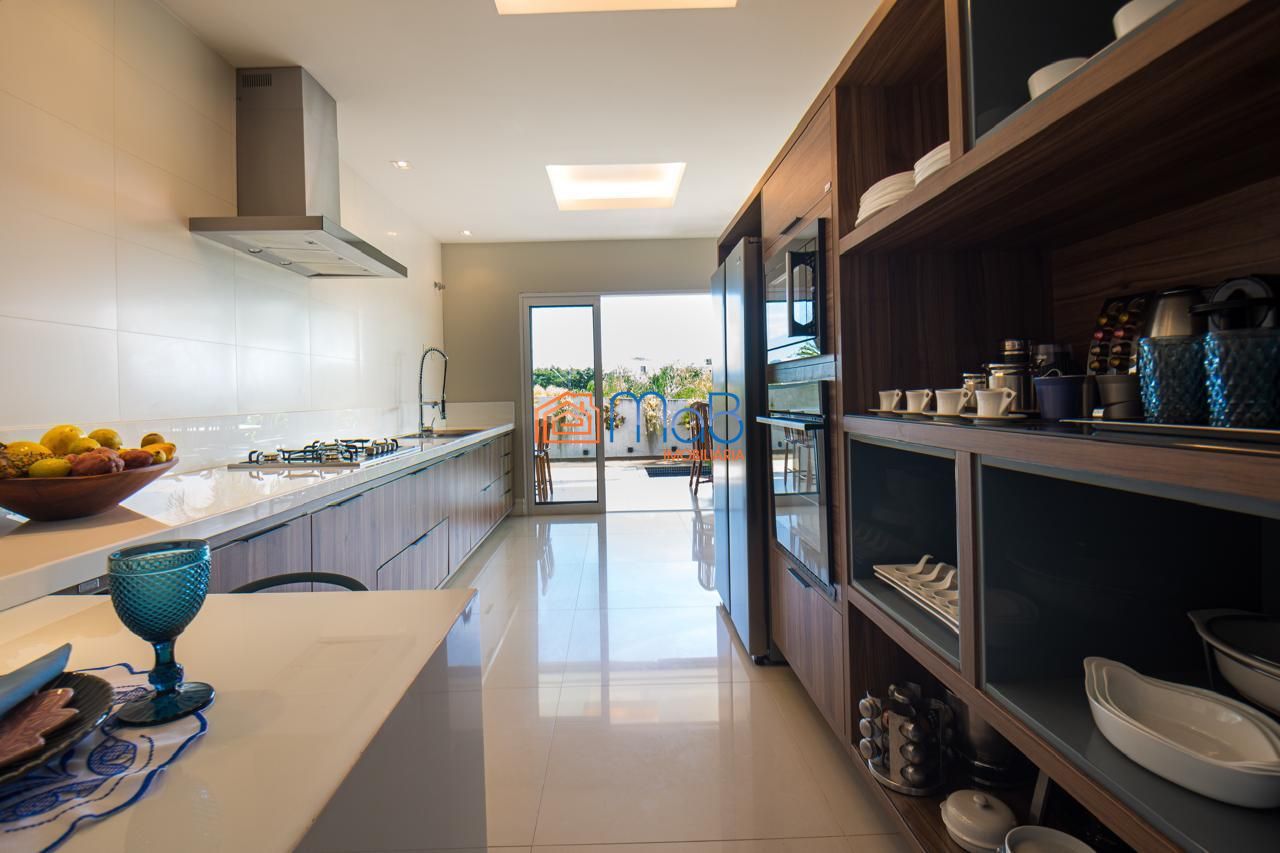 Casa com arquitetura imponente de esquina à venda porteira f