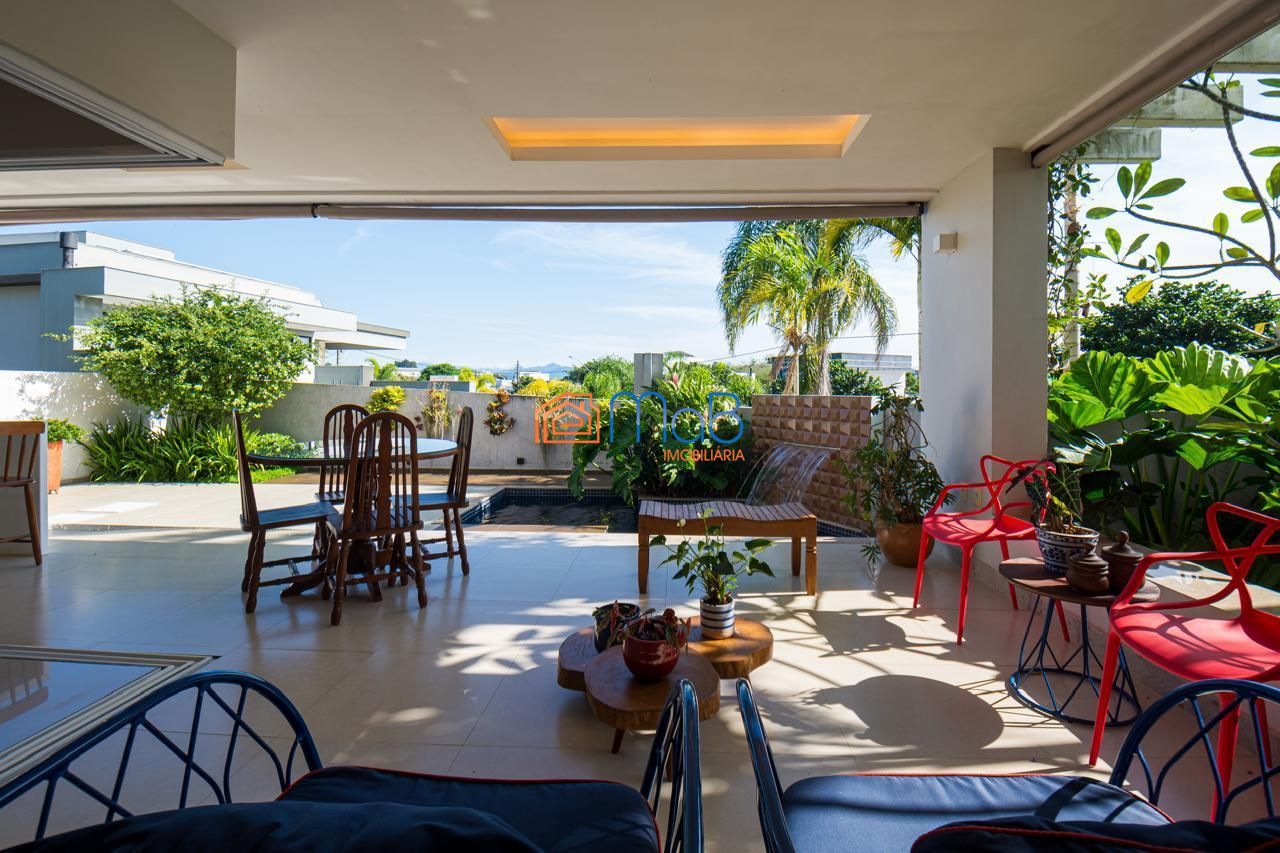 Casa com arquitetura imponente de esquina à venda porteira f