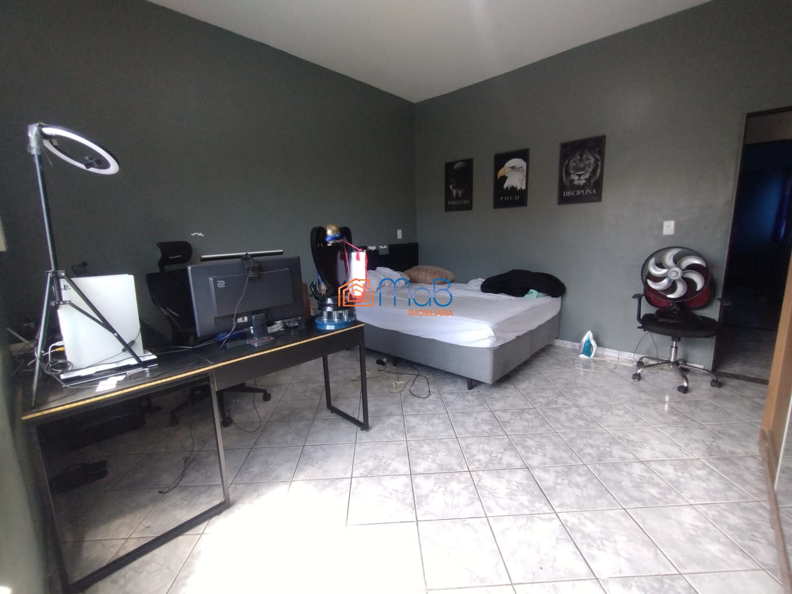 Incrível Casa de 3 Andares à Venda!
