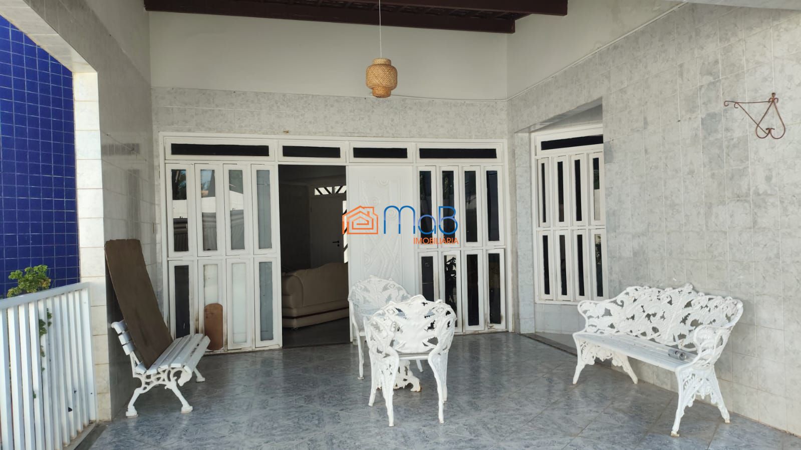 Casa ampla com 4 suítes, quintal e garagem para 4 carros – t