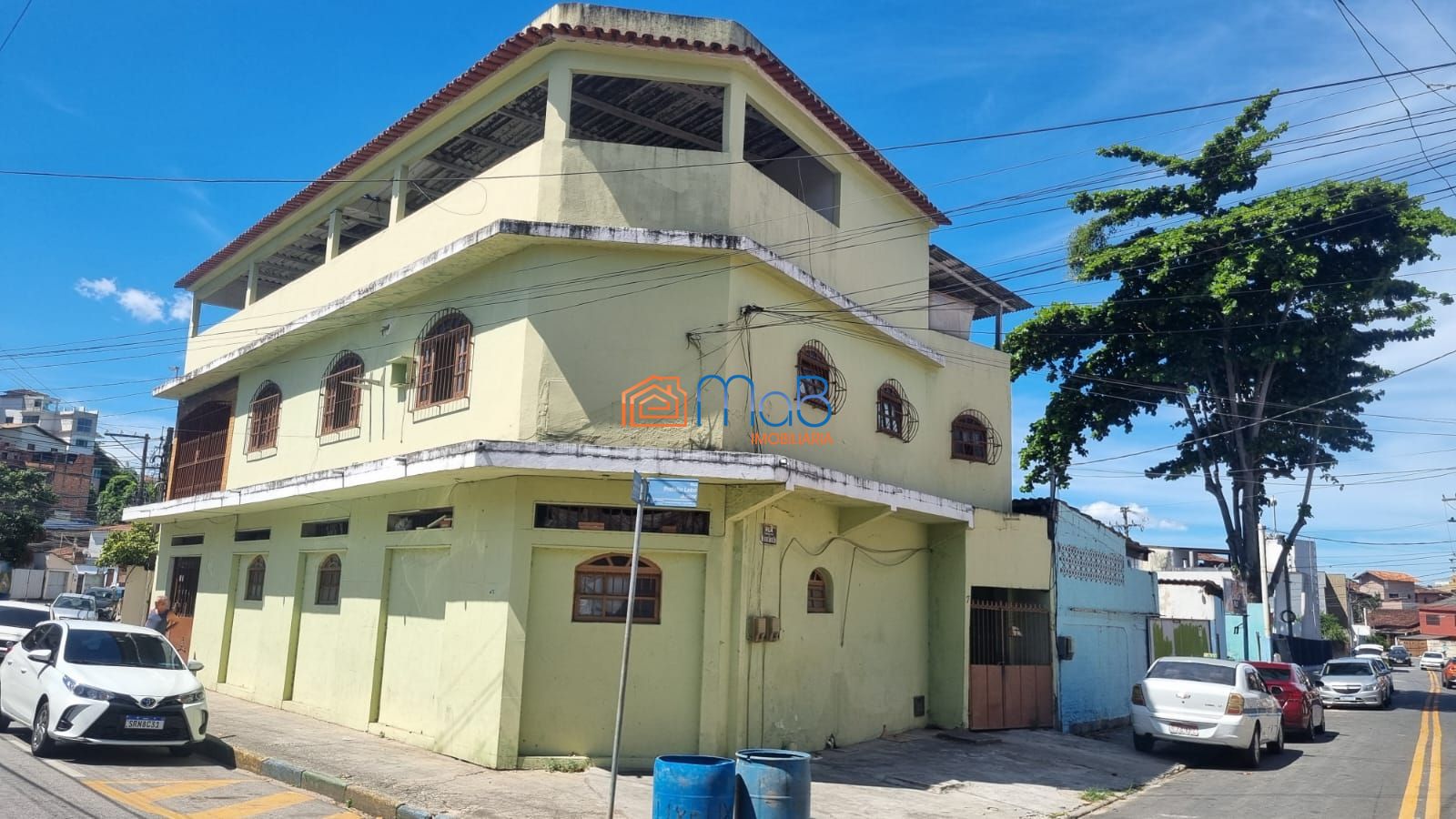 Casa com sobrado, terraço e kitnets no visconde