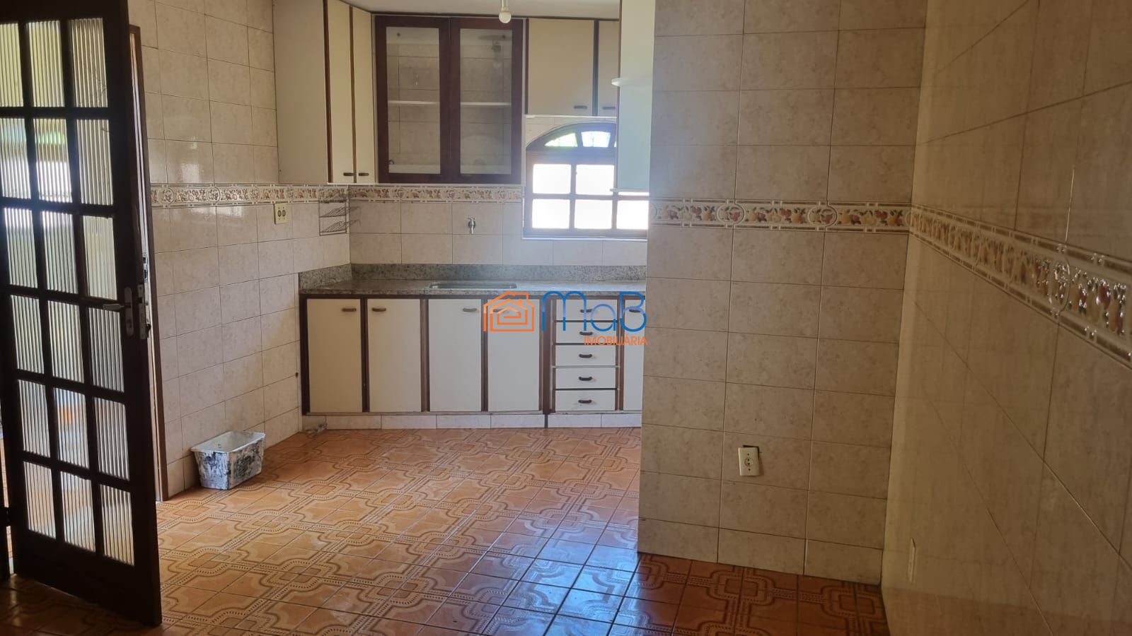 Casa com sobrado, terraço e kitnets no visconde