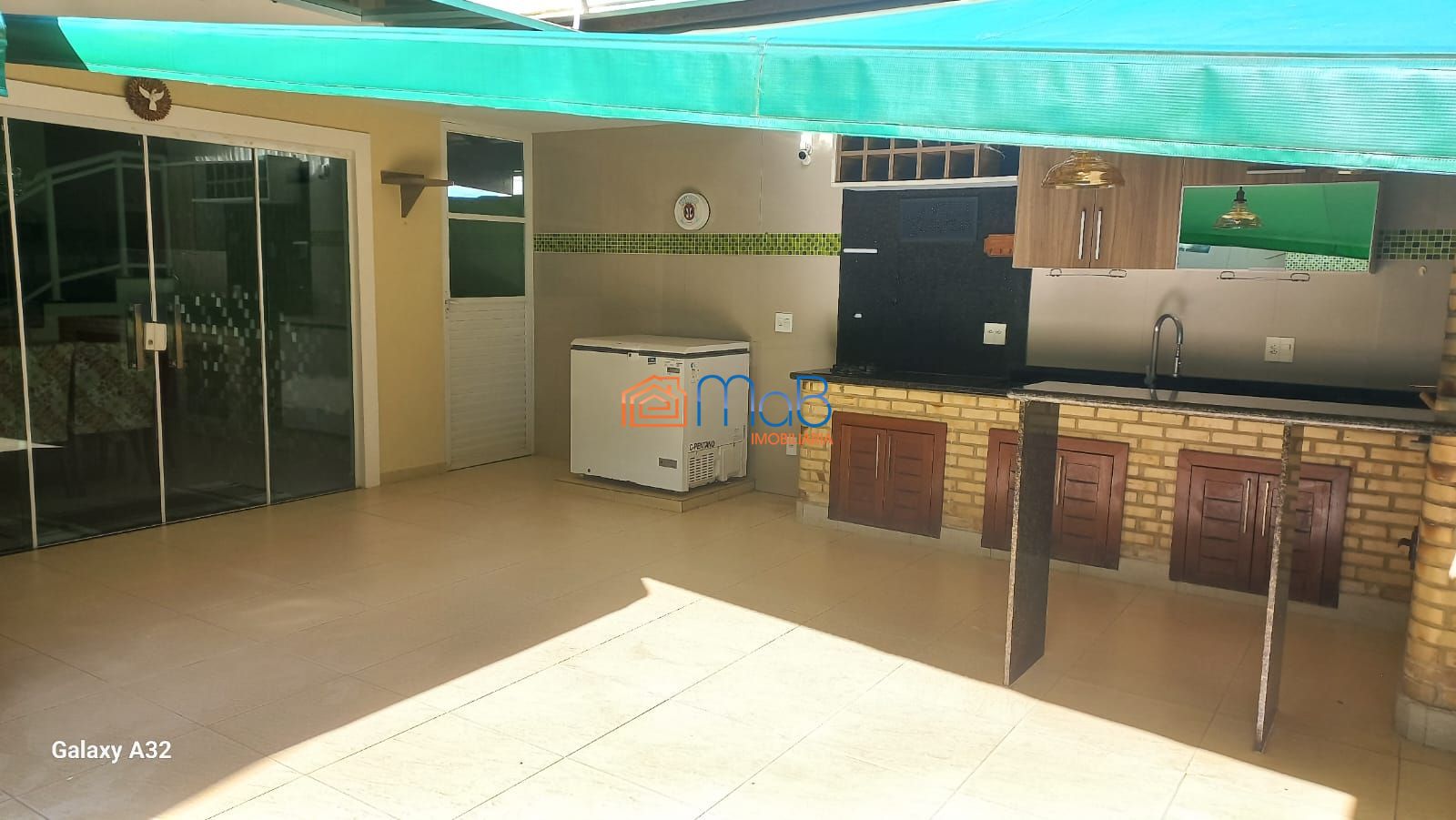 Casa com 03 quartos sendo 02 suítes em condomínio
