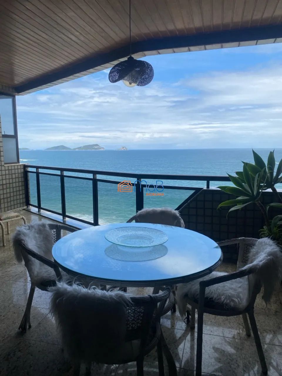 Apartamento Luxuoso Frente ao Mar - 4 Suítes com Móveis Planejados