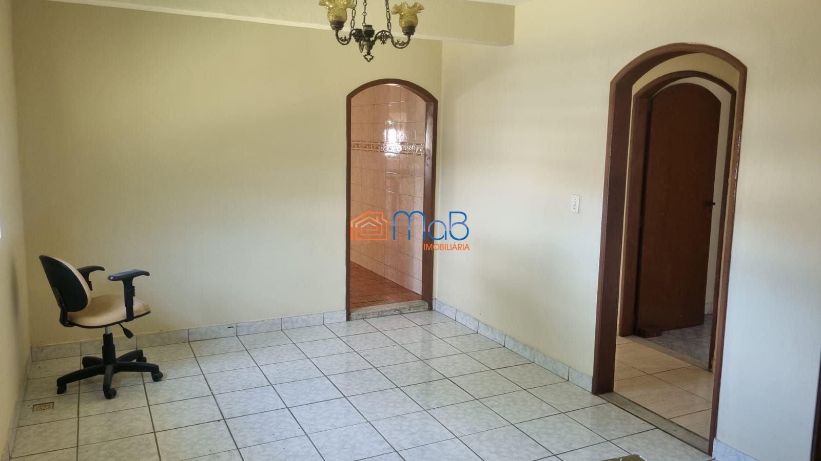 Casa com sobrado, terraço e kitnets no visconde