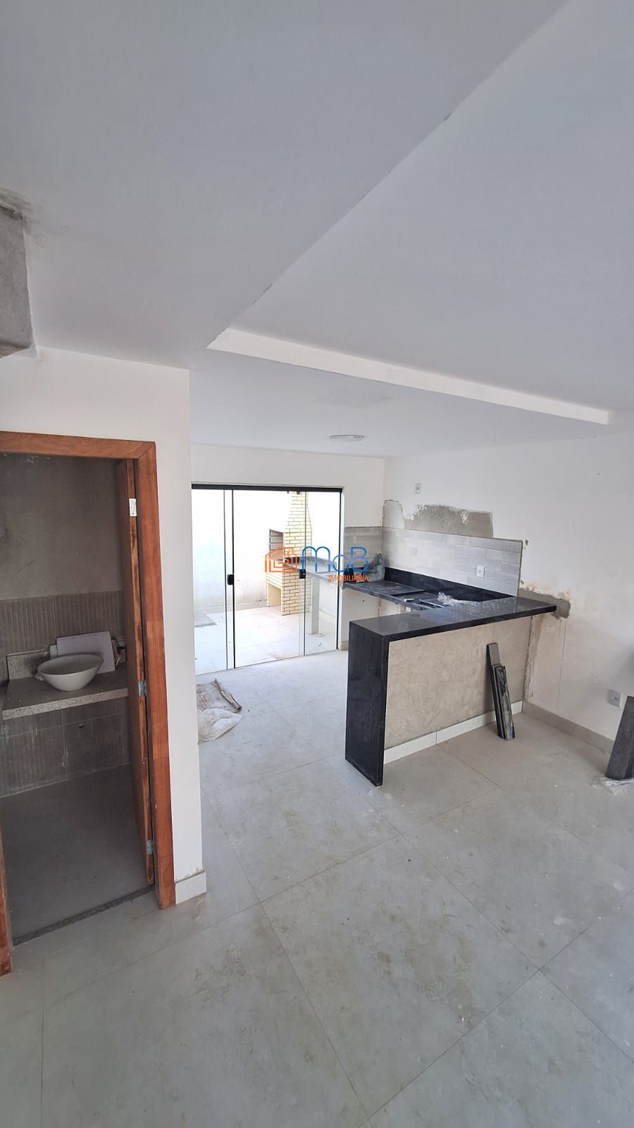 Casa com 02 suítes em condomínio fechado