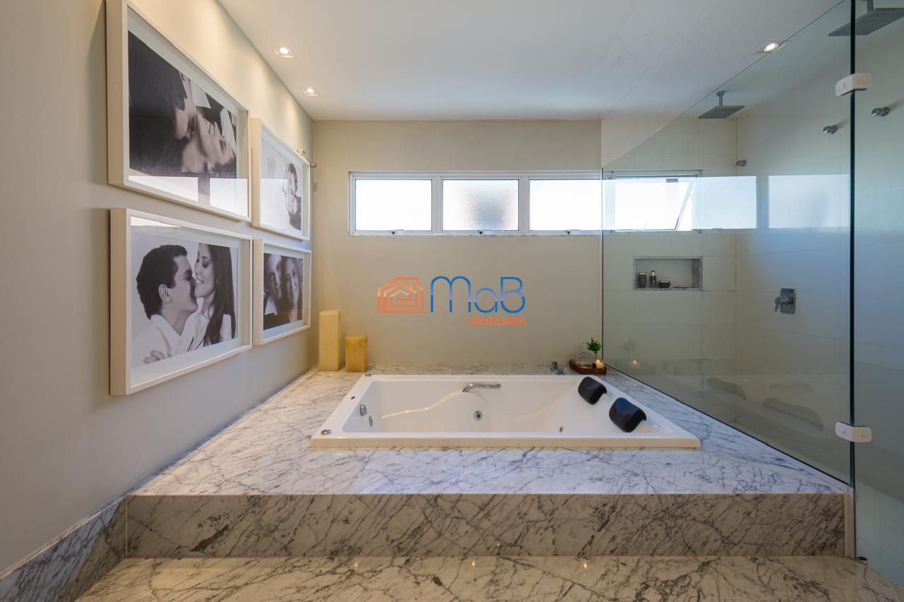 Casa com Arquitetura Imponente de Esquina à Venda Porteira Fechada - Alphaville