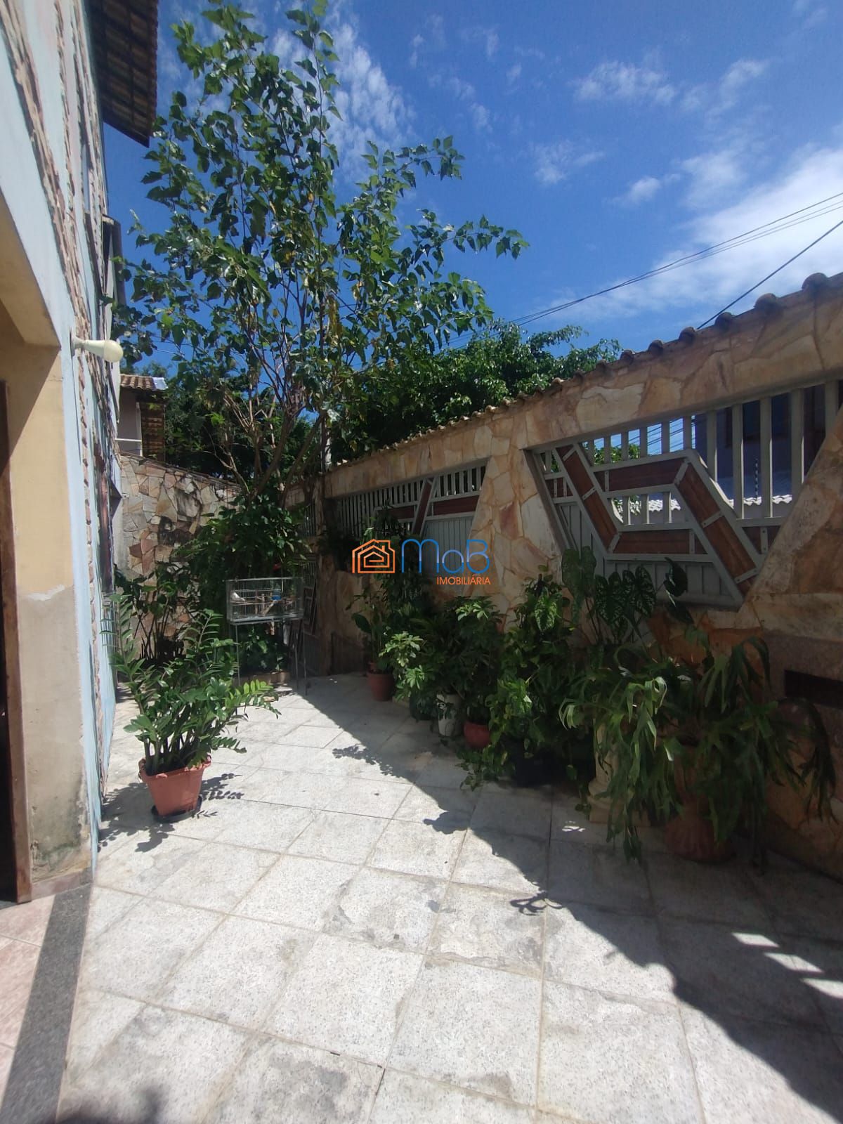 Incrível Casa de 3 Andares à Venda!