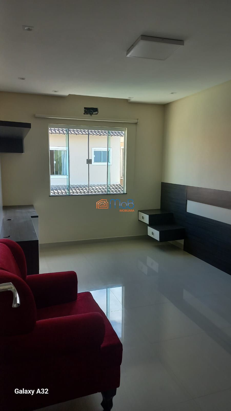 Casa com 03 quartos sendo 02 suítes em condomínio