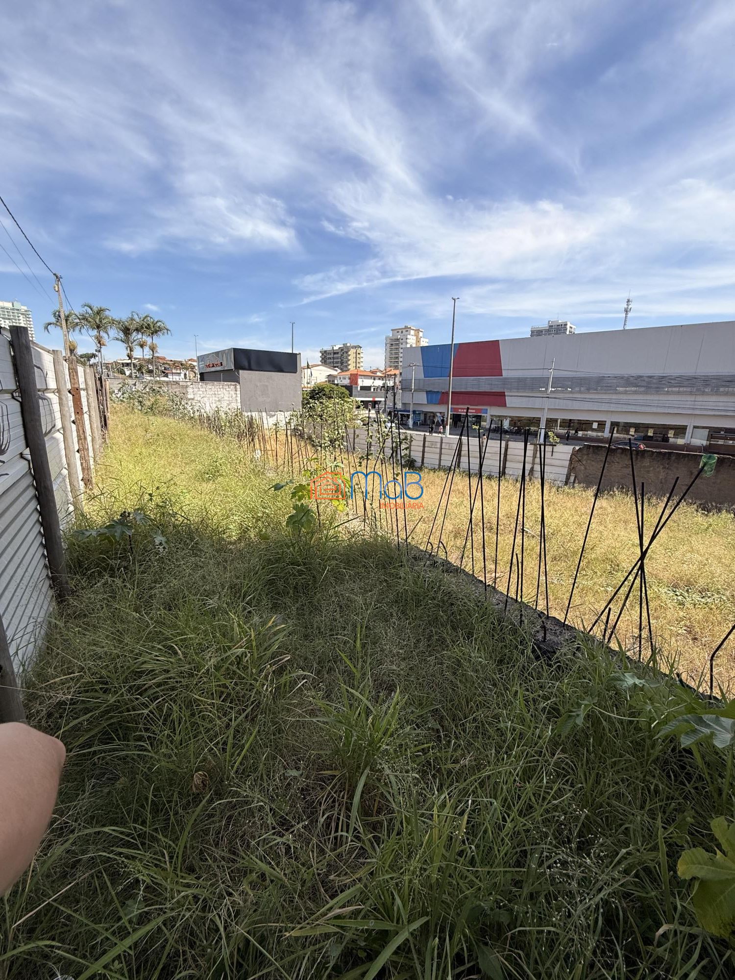Terreno comercial de 600 m² em localização premium na princi