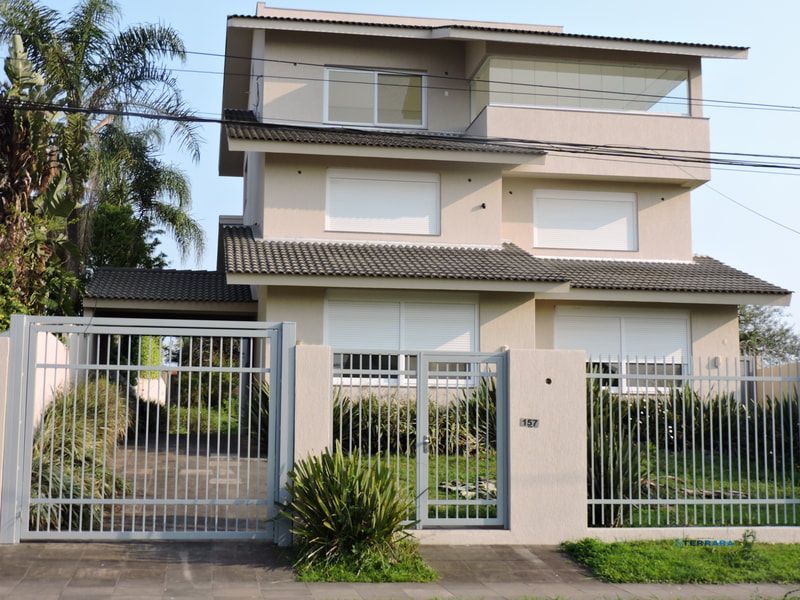 Casa nova de 600m² com 4 dormitórios e 3 vagas