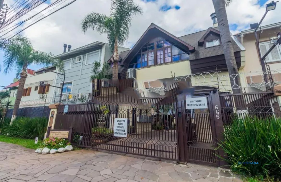 Casa triplex em condomínio no Ecoville com 2 suítes