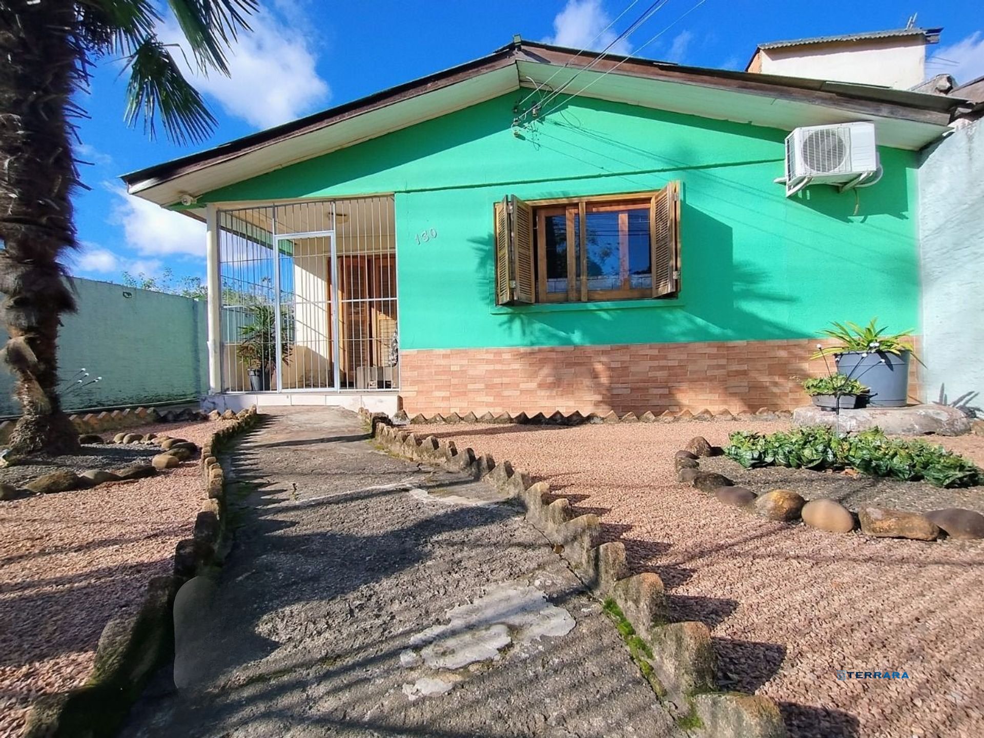 Casa de 3 dormitórios e 4 vagas de garagem em Canoas.