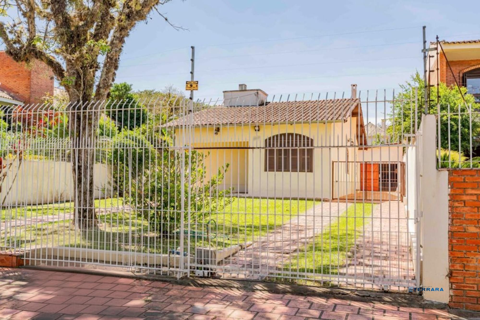 Casa de 2 quartos, 2 banheiros,pátio,churrasqueira, 7 vagas no bairro Guarujá.
