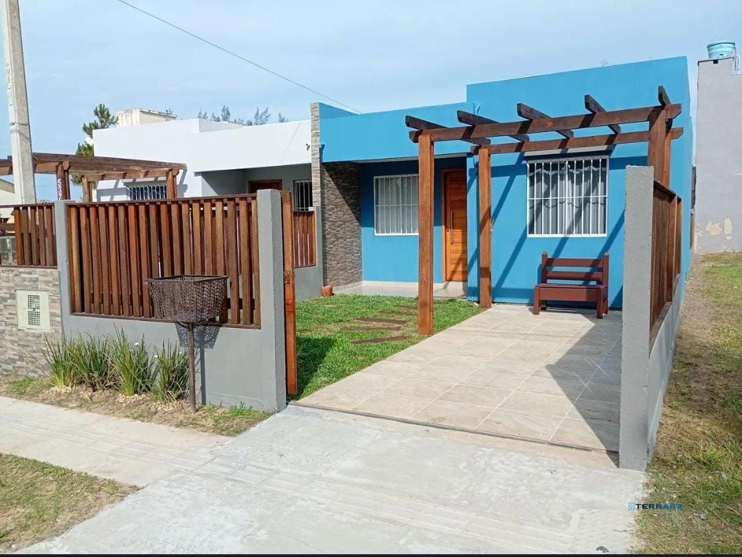 Casa com  2 quartos, vaga de garagem e com pátio Jardim Éden.