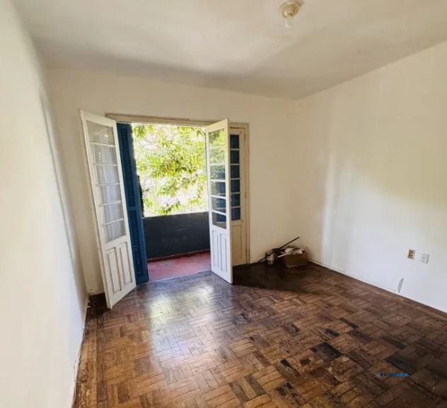 Apartamento de 2 quartos e sacada no bairro Mont' Serrat.