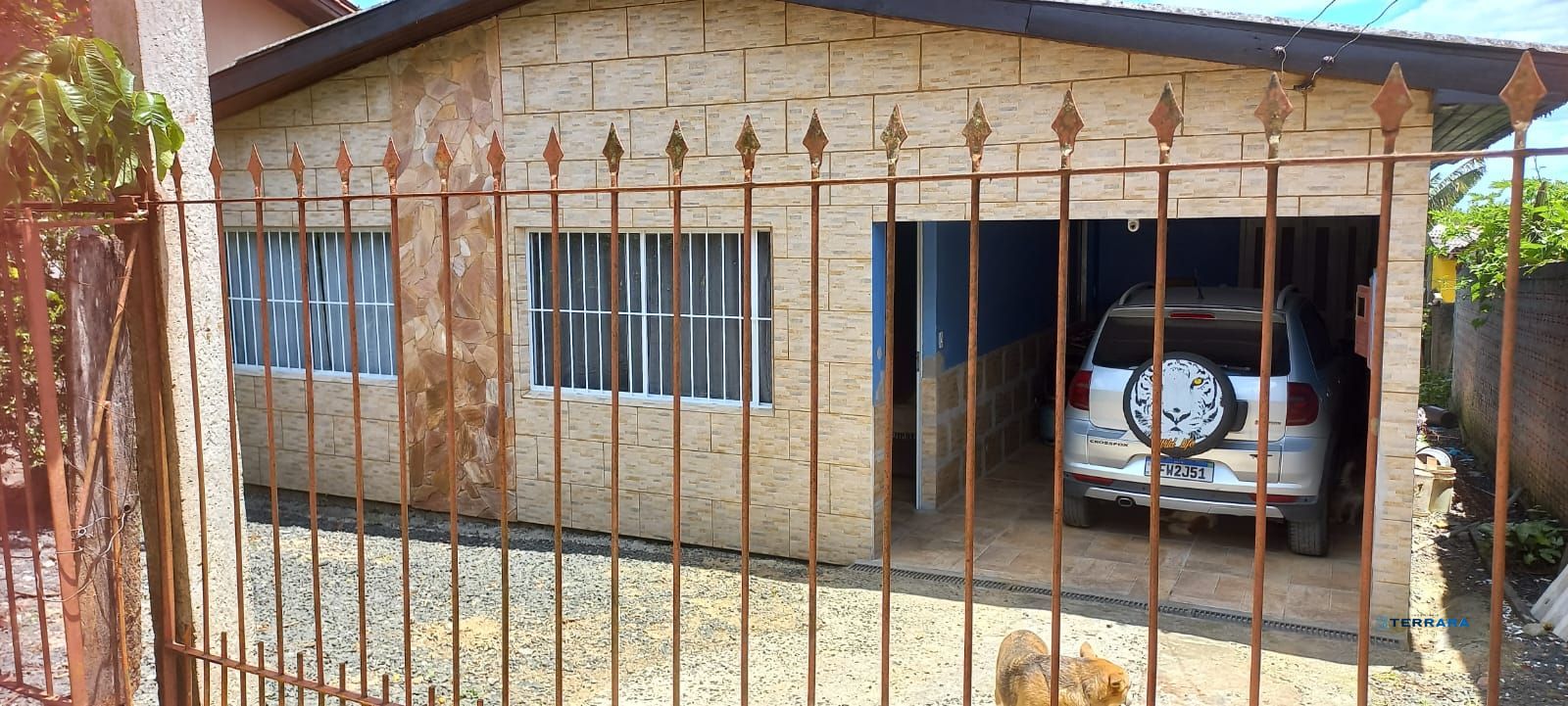 Casa com 4 dormitórios e 2 vagas de garagem em Viamão.
