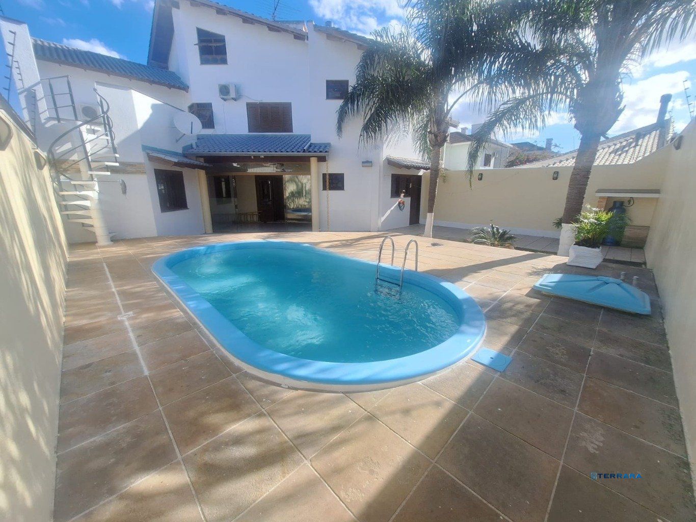 Casa 5 dormitórios, 1 suíte,  piscina e 2 vaga de garagem em Canoas.