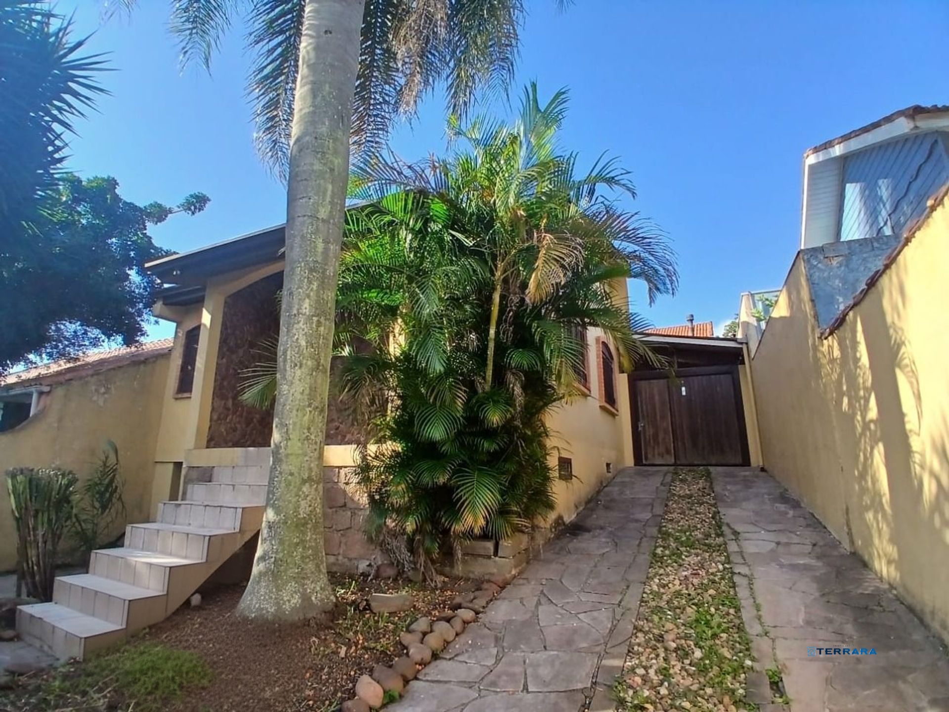 Casa de 3 dormitórios, piscina e 4 vagas de garagem em Canoas.