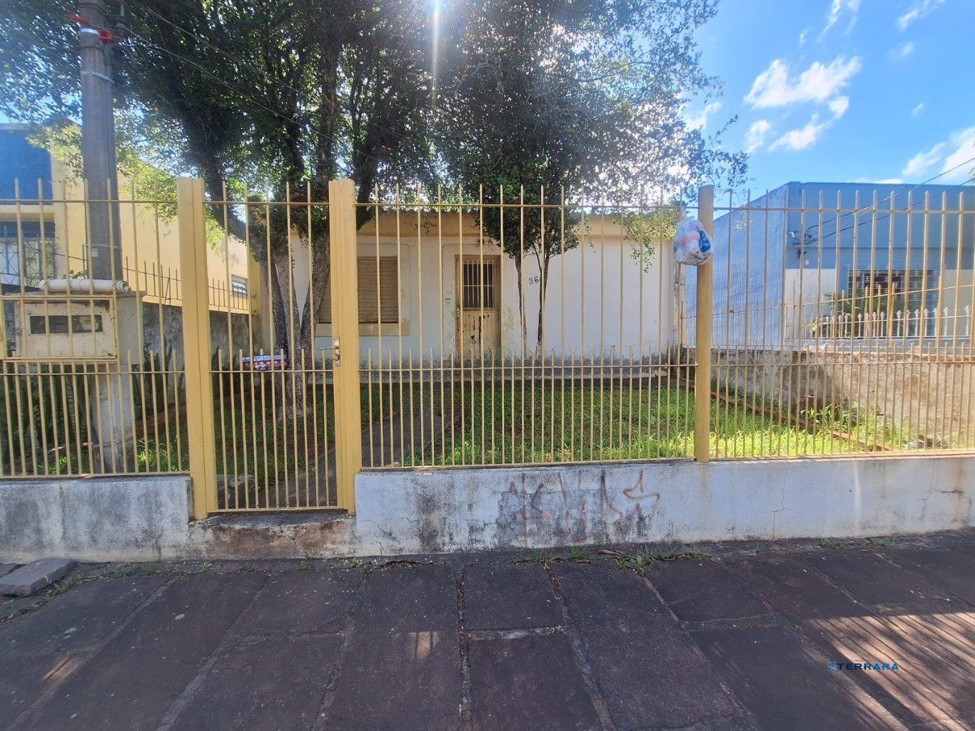 Casa de 2 dormitórios e 2 vagas de garagem em Canoas.