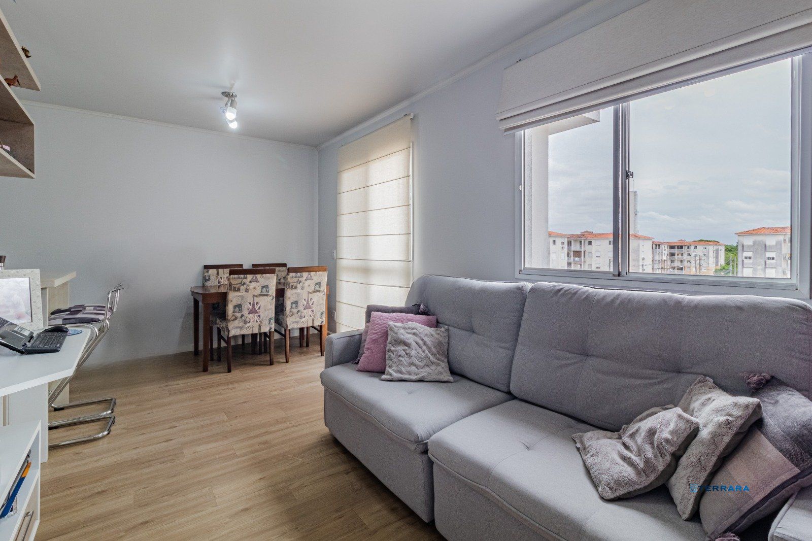 Apartamento com 2 dormitórios e 1 vaga de garagem escriturada no Bairro Humaitá