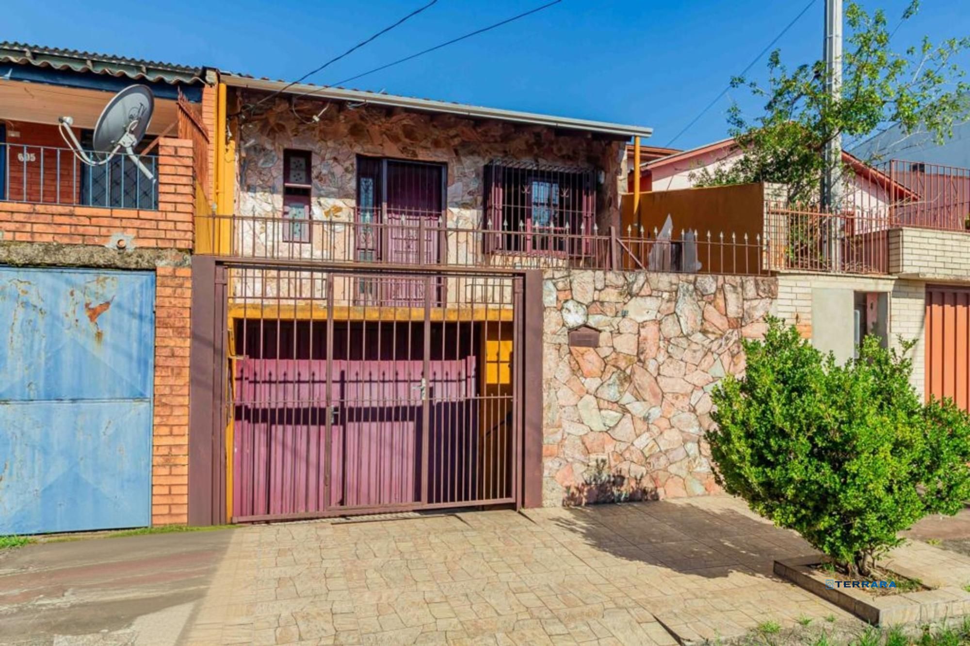 Casa com varanda fechada, 3 quartos, 2 vagas no bairro Costa e Silva.