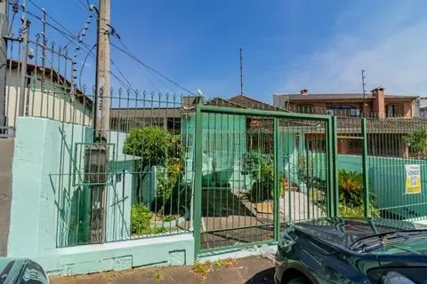 Casa de 2 dormitórios, 1 vaga de garagem no bairro glória Porto Alegre.