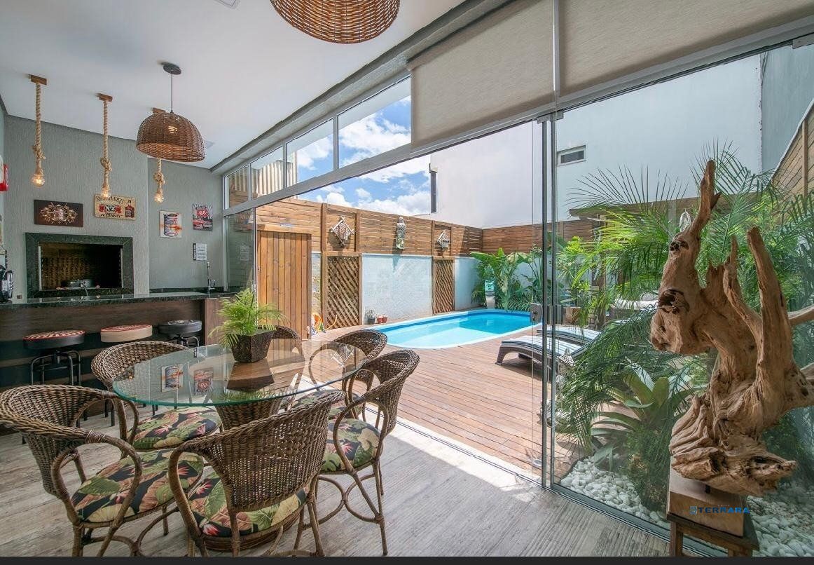 Casa com 3 quartos e 2 vagas em condomínio fechado no Bairro Ecoville