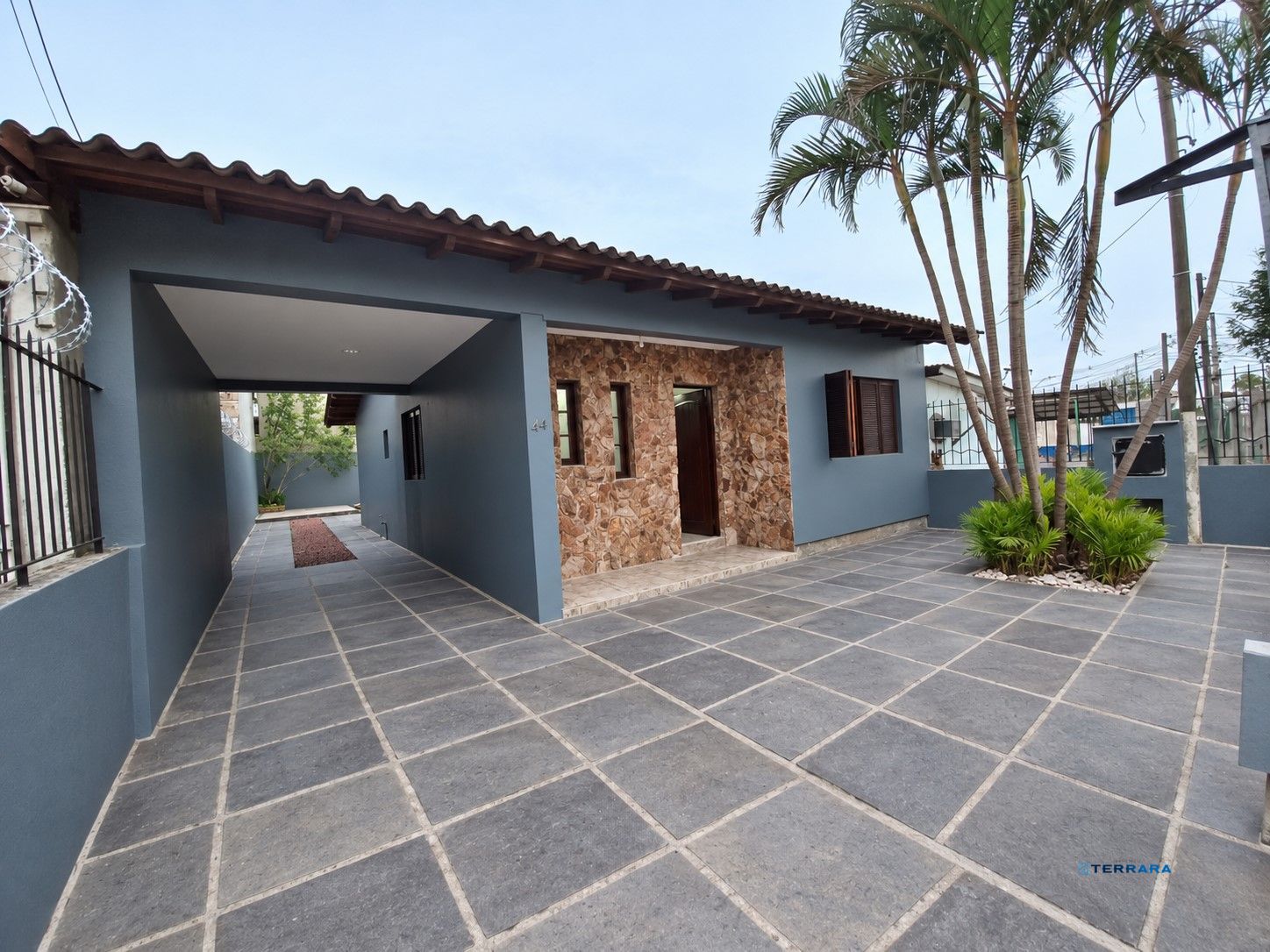 Casa com 3 quartos, 4 vagas e amplo pátio no Bairro Sarandí