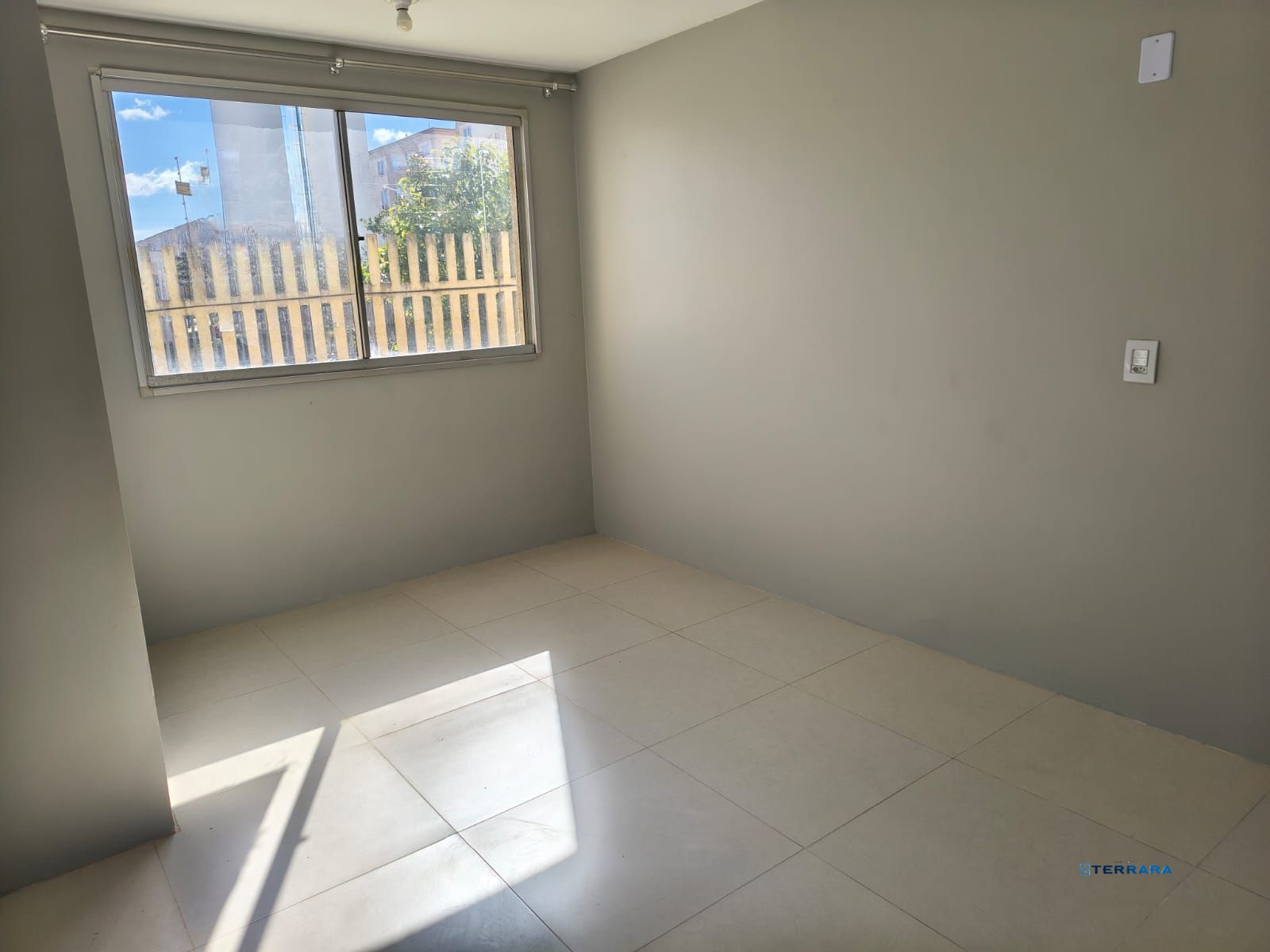 Apartamento Térreo, 2 quartos, vaga, piscina e portaria 24hr no bairro Sarandi.