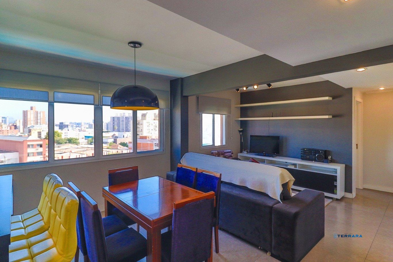 Apartamento de 3 dormitórios e 1 vaga de garagem no bairro Azenha/Porto Alegre.