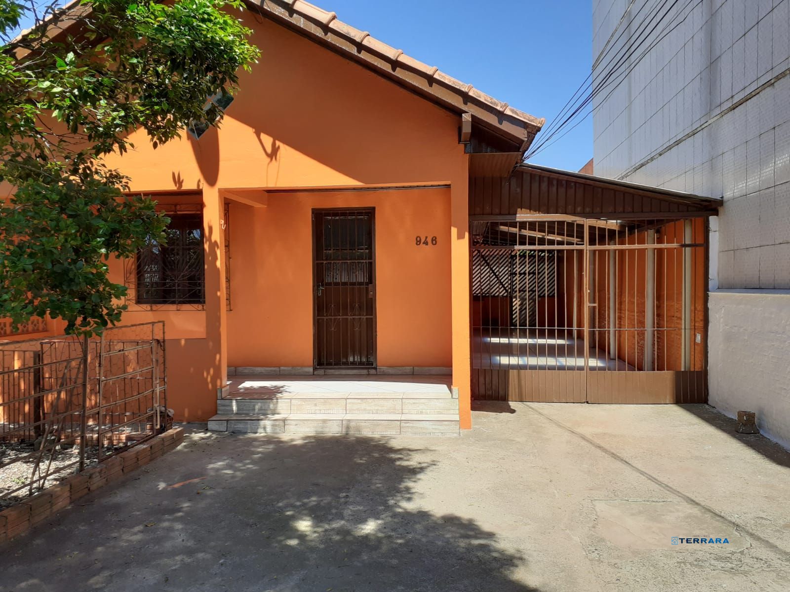 Duas Casas no Mesmo Terreno com 169m² e Entradas Independentes