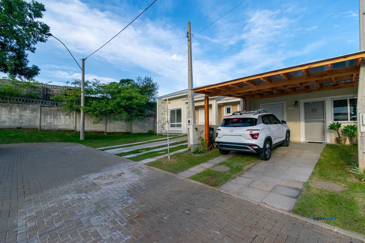 Casa 2 Dormitórios no Villaggio Blu, Pátio, 2 Vagas, Semi-Nova em Cachoeirinha