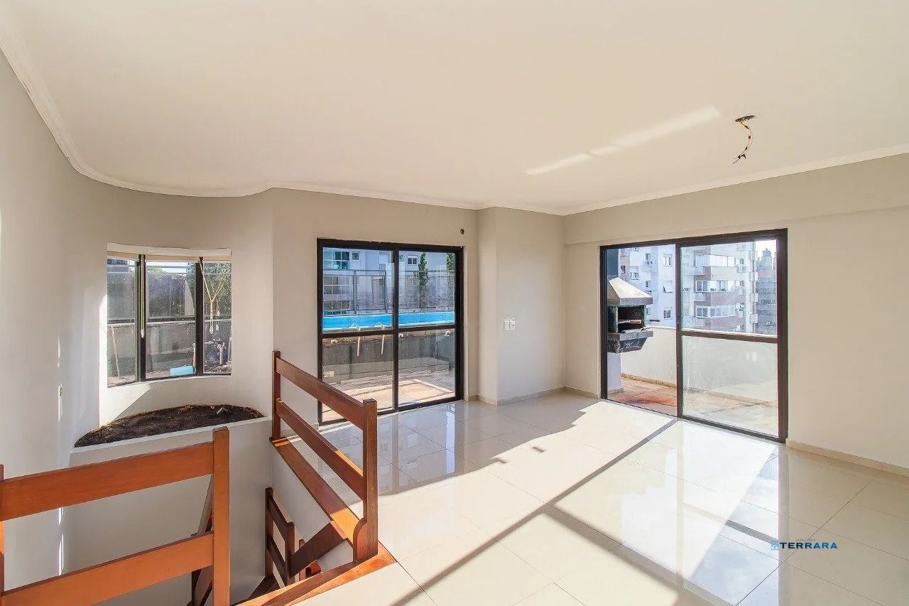 Cobertura de 3 quartos com piscina e 2 vagas no Bairro Mont Serrat.