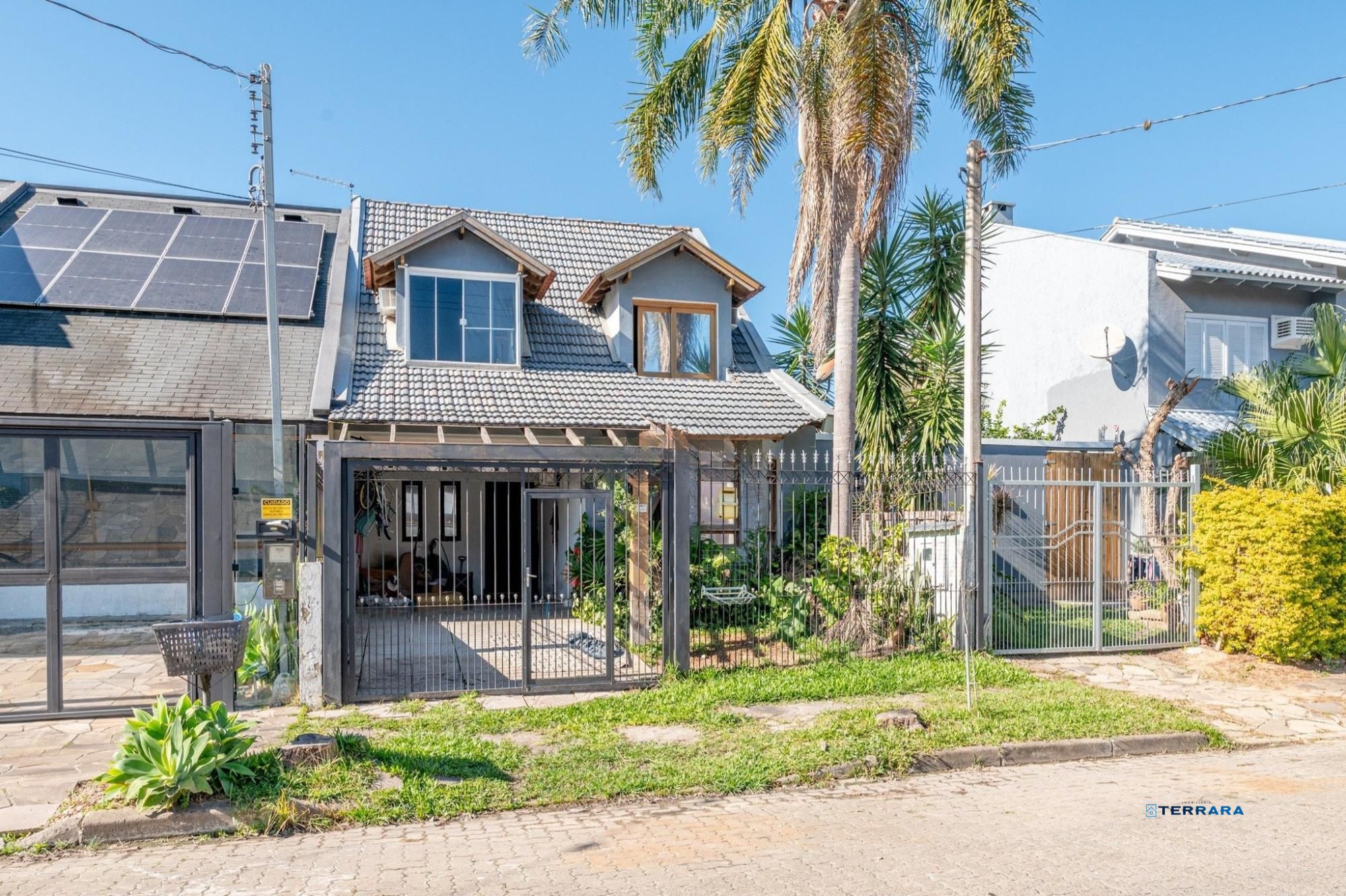 Casa com 2 quartos, 1 suíte, 2 vagas na Hípica.