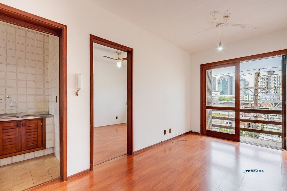 Apartamento com 1 Suite, sacada e 1 vaga de garagem no bairro Cidade Baixa