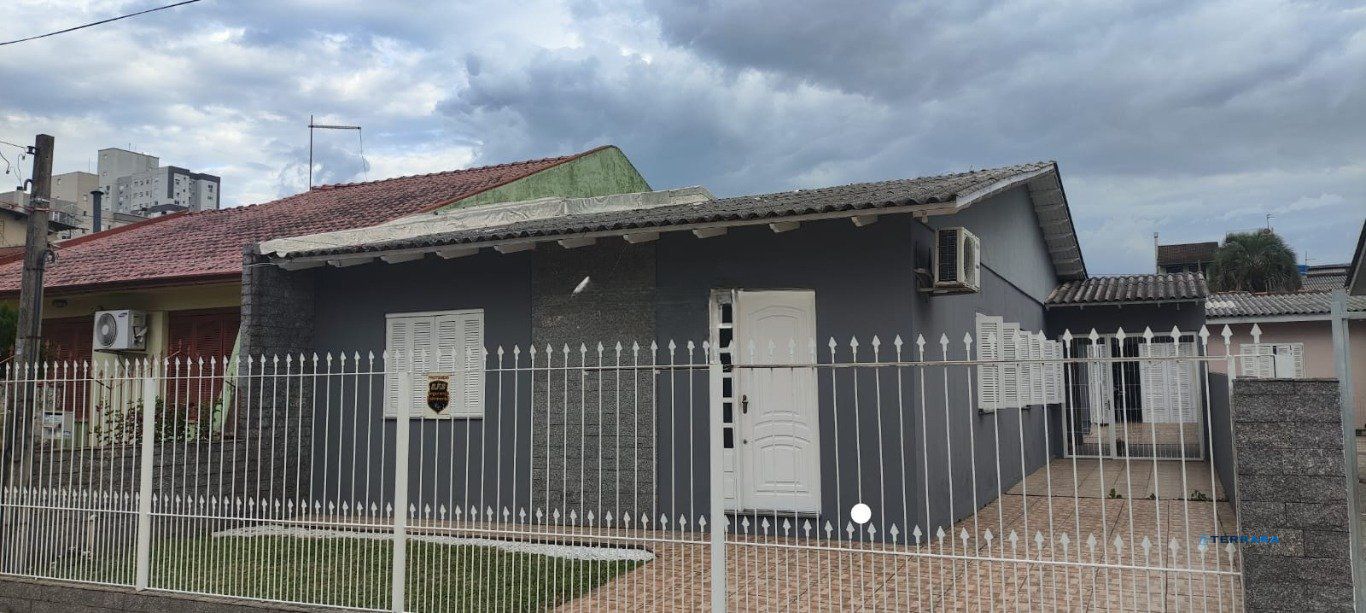 Casa de 4 dormitórios e 2 vagas de garagem no Bairro Monte Carlos Cachoeirinha.