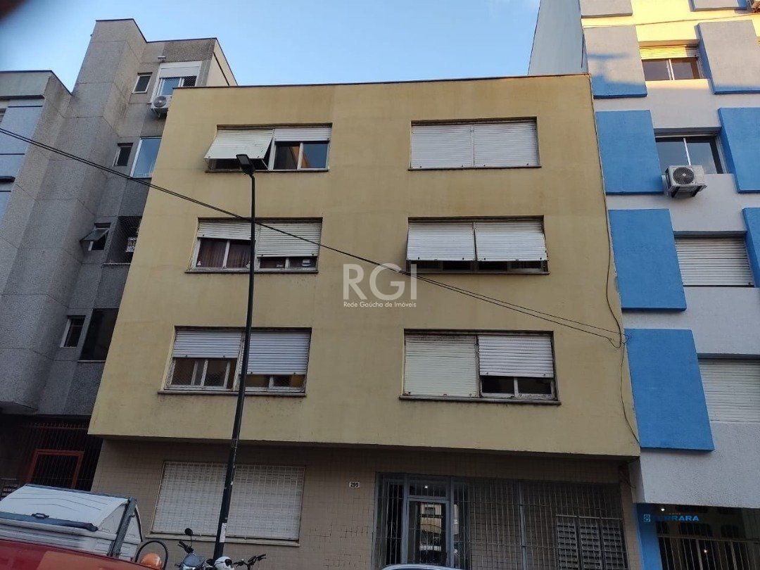 JK no Centro Histórico de Porto Alegre, com 26,01 m², cozinha com pia e armários, banheiro com box, piso com tabuão e orientação solar leste (sol da manhã).