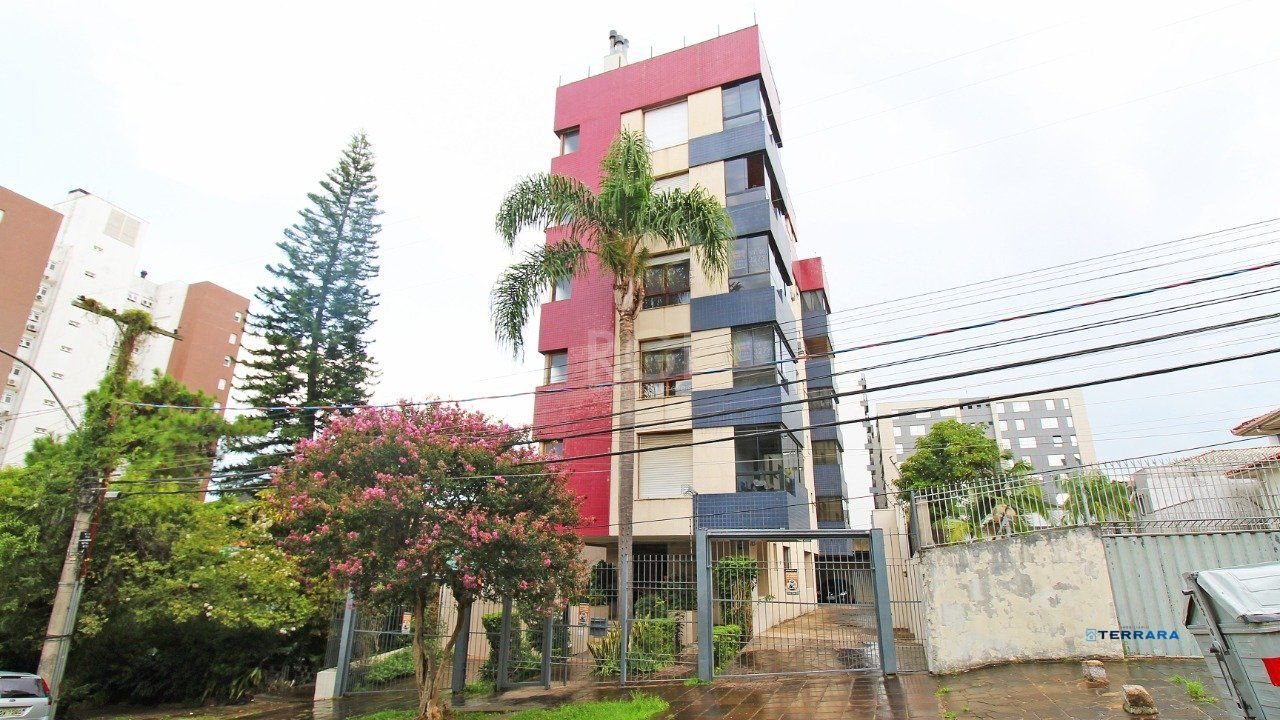 Apartamento de dois dormitórios e uma vaga de garagem na Rua Marcelo Gama, bairro Auxiliadora em Porto Alegre.